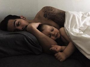 Foto: Saat si Kecil Tidur Sama Ayahnya, Mana yang Paling Cute?
