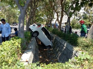 Pengemudi Diduga Tidak Konsentrasi, Sirion Putih Nyungsep di Parit