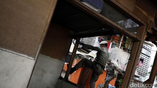 Penertiban Bangunan Liar di Rusunami Bidaracina