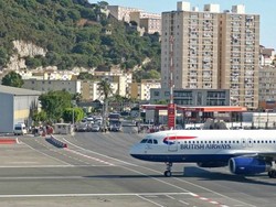 Bandara yang Landasannya Jalan Raya, Beneran Ada