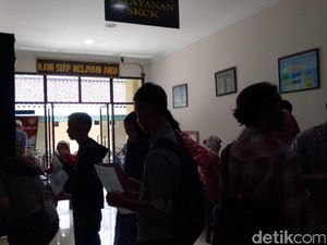 Ada Lowongan CPNS,  Antrean di Loket SKCK Polres Jaksel Mengular