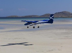 Bandara yang Pesawatnya Mendarat di Pantai