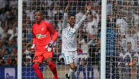 Di awal babak kedua, Ronaldo sempat memprotes bola tendangannya yang membentur mistar gawang dan memantul ke tanah. Dia menilai bola sudah melewati garis, tapi teknologi garis gawang mematahkan klaim Ronaldo itu. Foto: Sergio Perez/Reuters