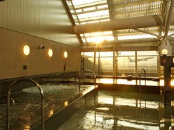 Berendam Sambil Lihat Pesawat Parkir, Asyik Nih