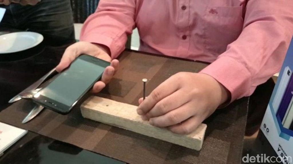 Layar Kingkong Ponsel Ini Kuat Banget, Bisa Buat Getok Paku Layar Kingkong Ponsel Ini Kuat Banget, Bisa Buat Getok Paku