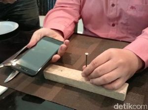 Layar Kingkong Ponsel Ini Kuat Banget, Bisa Buat Getok Paku Layar Kingkong Ponsel Ini Kuat Banget, Bisa Buat Getok Paku