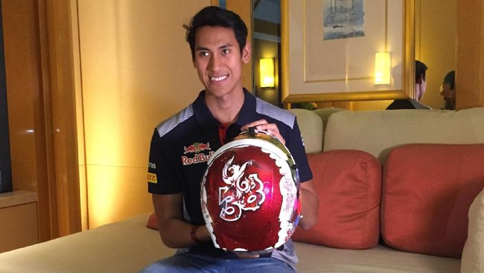 Helm Gres Sean Gelael Di Free Practice I Gp Singapura