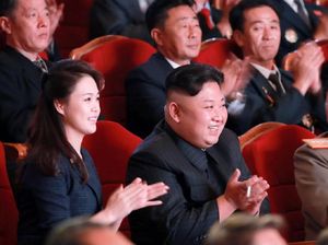 Kemunculan Perdana Istri Kim Jong-Un Usai Setahun Tak Kelihatan Kemunculan Perdana Istri Kim Jong-Un Usai Setahun Tak Kelihatan