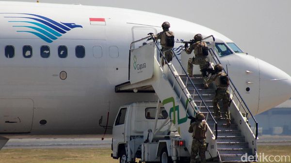 Simulasi Penanganan Teroris di Bandara Juanda