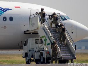 Simulasi Penanganan Teroris di Bandara Juanda Simulasi Penanganan Teroris di Bandara Juanda