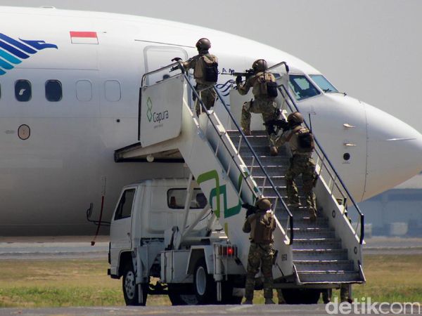 Simulasi Penanganan Teroris di Bandara Juanda