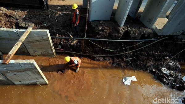 Saluran Air di Jalan KH Noer Ali Diperbaiki