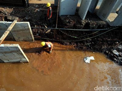 Saluran Air di Jalan KH Noer Ali Diperbaiki