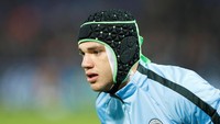 Dalam kejadian saat itu, kepala Ederson terhantam sepatu Sadio Mane. Meskipun tak cedera serius, Ederson tetap harus pakai helm di markas Feyenoord. (Foto: Carl Recine /Action Images via Reuters)