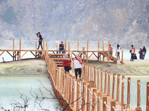 Kawah Putih Bandung, dari Angker Sampai Ramai Wisatawan Kawah Putih Bandung, dari Angker Sampai Ramai Wisatawan