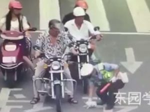 So Sweet! Polisi Ini Selamatkan Anak Kucing di Tengah Jalan