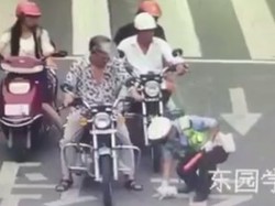 So Sweet! Polisi Ini Selamatkan Anak Kucing di Tengah Jalan