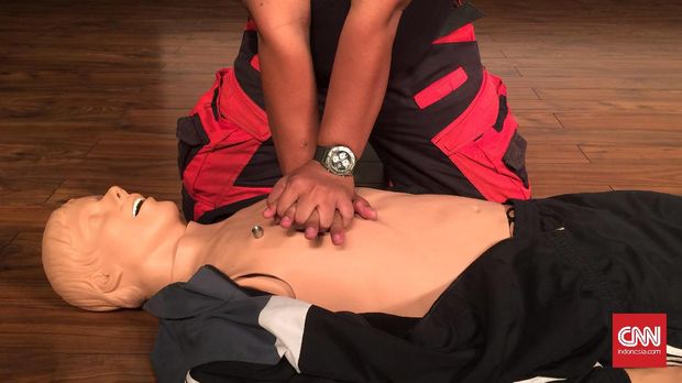 Langkah melalukan pertolongan pertama dengan CPR.