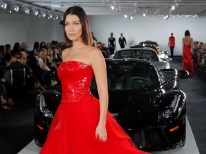 Foto: Saat Gaun Ralph Lauren Bersanding dengan Mobil Rp 530 M di Catwalk Foto: Saat Gaun Ralph Lauren Bersanding dengan Mobil Rp 530 M di Catwalk