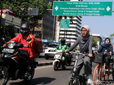 Sambil Gowes Seli, Hijaber Ini Daftar Caleg PSI