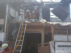 Rumah Semipermanen di Palmerah Terbakar