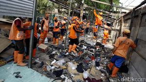 Kios-kios di Pisangan Baru Dibongkar