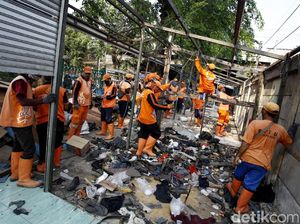 Kios-kios di Pisangan Baru Dibongkar