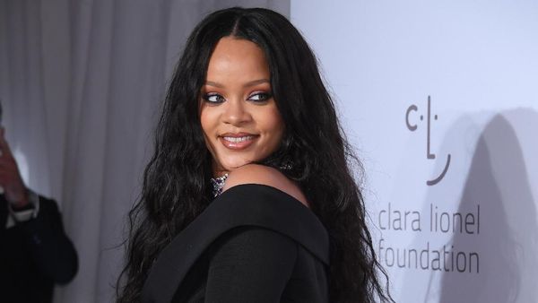 Rihanna Tampil Serba Hitam