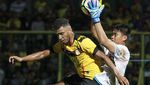 Melihat Lagi Aksi-aksi Kurnia Meiga di Timnas dan Arema