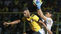 Membela Arema cukup lama, Meiga sudah mempersembahkan dua trofi untuk Singo Edan. Yang pertama adalah Liga Super Indonesia (2009/2010) dan Piala Presiden 2017. (PT Liga Indonesia Baru)