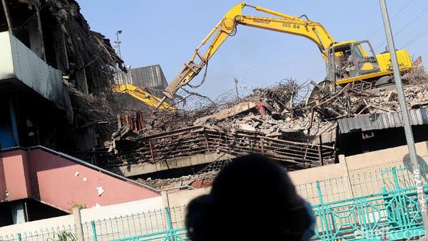 Pasar Senen yang Bekas Terbakar Mulai Dibongkar
