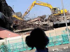 Pasar Senen yang Bekas Terbakar Mulai Dibongkar