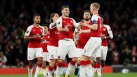 Arsenal baru bangkit di babak kedua. Kebangkitan Arsenal diawali oleh Sead Kolasinac yang mencetak gol di menit ke-49. Kolasinac tampak merayakan golnya bersama para pemain Arsenal. Foto: David Klein/Reuters