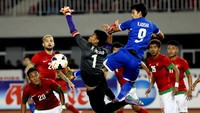 Mencoba menghalau bola saat berhadapan dengan Thailand di final SEA Games 2013. Meiga dan penggawa Indonesia gagal mempersembahkan medali emas ketika itu. (Stanley Chou/Getty Images)