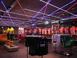 Para suporter Atletico juga bakal dimanjakan dengan kehadiran gerai keren yang menjual koleksi lengkap pernak-pernik tim kesayangannya. (Foto: Twitter @Atleti)