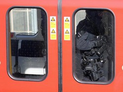 Polisi Inggris Buru Pelaku di Balik Ledakan Kereta London