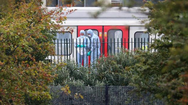 Tim forensik sedang menelusuri jejak aksi teror di kereta bawah tanah di London. 
