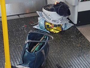 Gambaran Teror Ember di Dalam Kereta London Gambaran Teror Ember di Dalam Kereta London