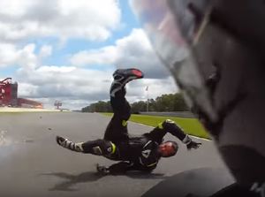 Ngeri! Ukuran Terlalu Besar, Helm Pebalap Ini Terlepas