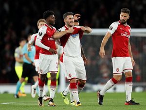 Lewat Kaus, Kolasinac Ejek Fans Tim Lawan