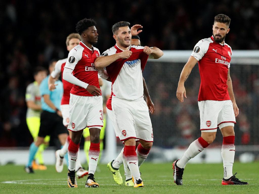Lewat Kaus, Kolasinac Ejek Fans Tim Lawan Lewat Kaus, Kolasinac Ejek Fans Tim Lawan