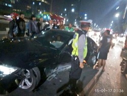 Dini Hari, Kecelakaan Mobil dan Motor Terjadi di Mampang Jaksel