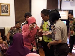 Istri Anggota Polri di Sudan Menangis Saat Diberi Penghargaan