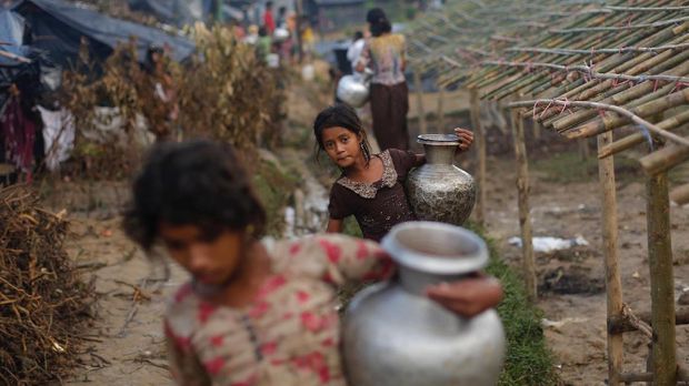 Ratusan ribu Rohingya mengungsi ke luar negeri untuk menghindari kekerasan.
