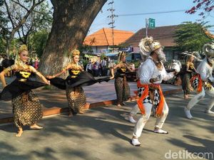 Kethek Ogleng Tarian Asal Pacitan yang Terinspirasi dari Gerakan Kera Kethek Ogleng Tarian Asal Pacitan yang Terinspirasi dari Gerakan Kera