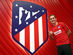 Salah satu bintang Atletico, Antoine Griezmann, berfoto dengan gambar logo klubnya di Wanda Metropolitano. (Foto: Twitter @Atleti)