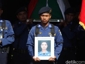 Isak Tangis Warnai Pelepasan Jenazah Imam Petugas Damkar Bandung