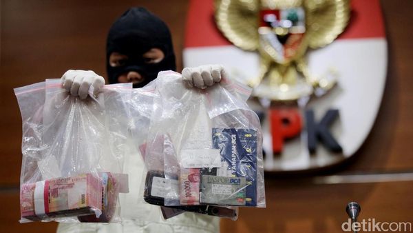 KPK Tunjukkan Uang Suap OTT Kota Banjarmasin