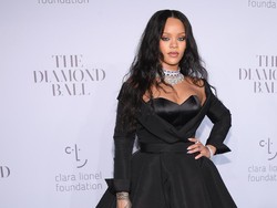 Rihanna Segera Rilis Liquid Lipstick Warna Merah