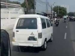 Aksi Kejar-kejaran ala GTA Sopir Mobil Jadul Vs Dishub di Jaktim